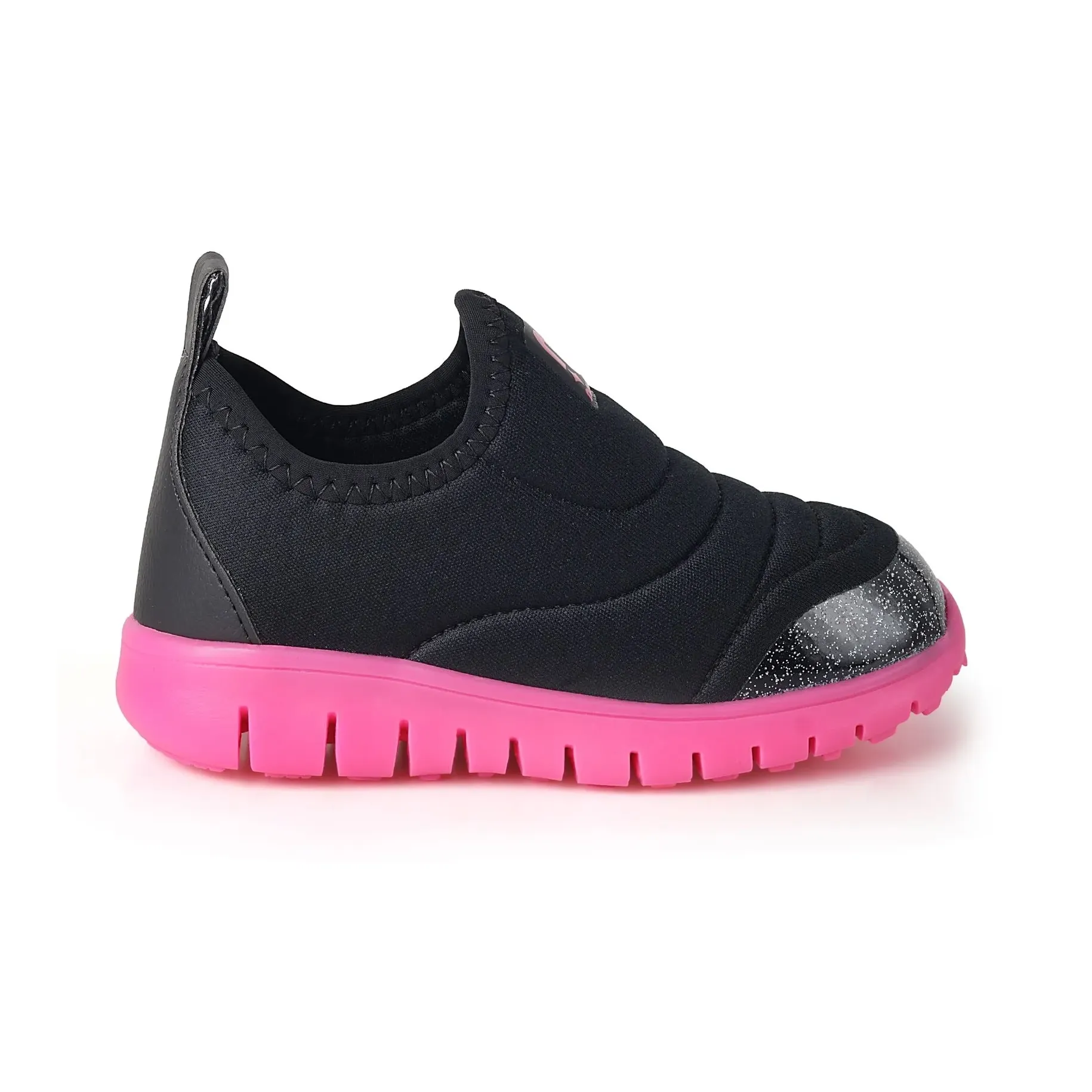 Tênis infantil slip-on preto com detalhes em glitter rosa e solado rosa, vista lateral